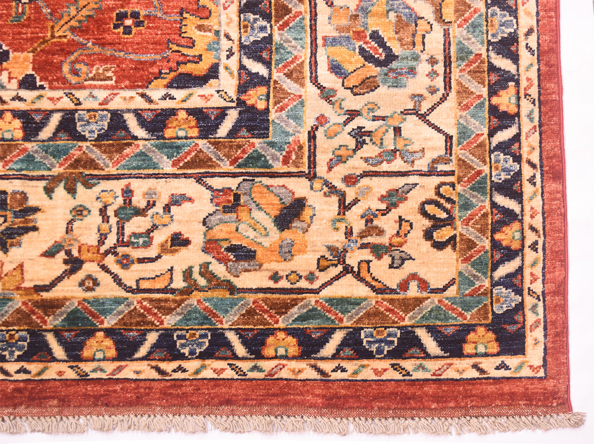 Handknotted Sultanabad design carpet edge with short fringe and detailed border